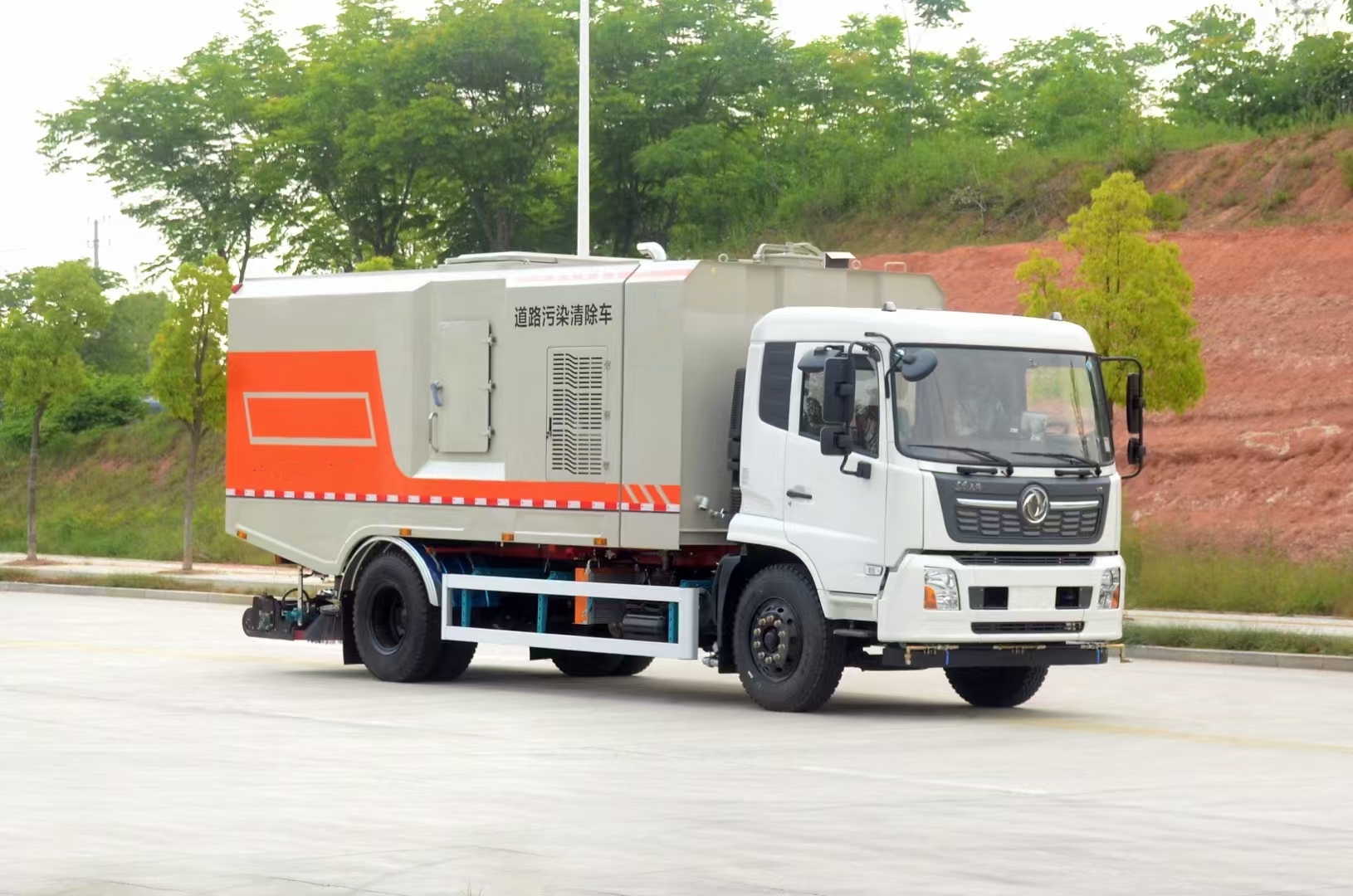 東風(fēng)天錦后滾掃車